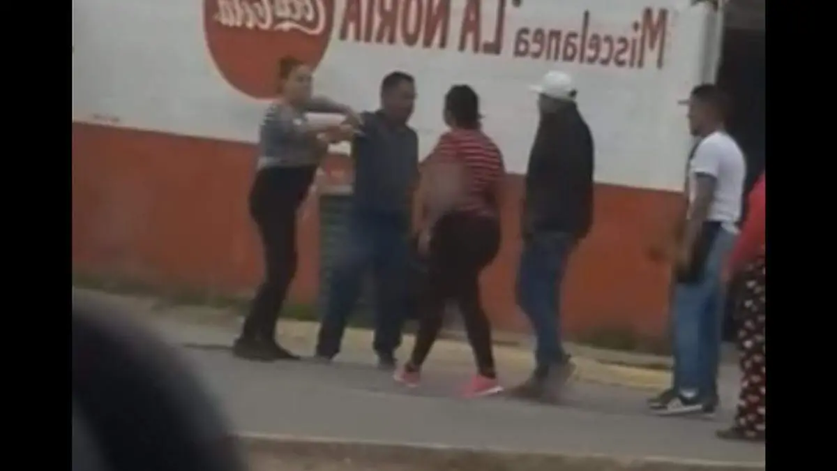 10 WEB Hombre y mujeres arman tremenda pelea en colonia de Torreón